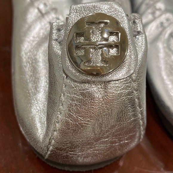 TORY BURCH SILVER LEATHER BALLET FLATS SHOES FESTIVE TASSELS FRONT SIZE 11 NEW - Picture 7 of 16